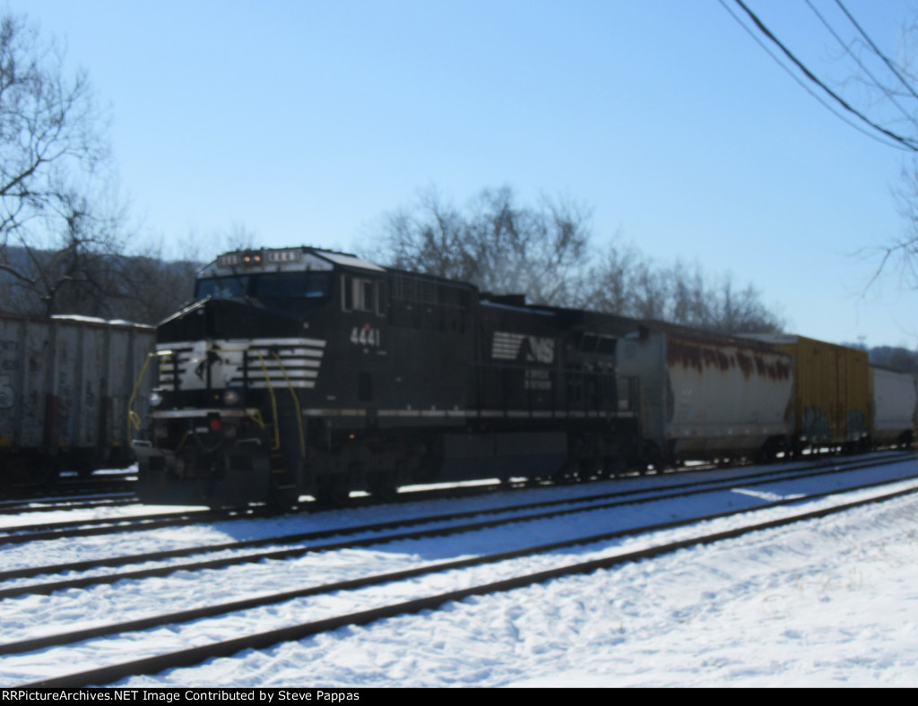 NS 4441 leading a train